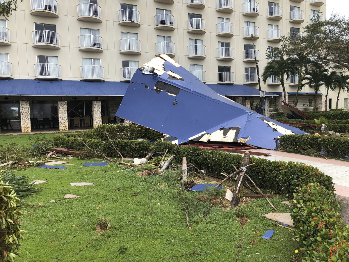 ▲25일(현지시간) 북마리아나 제도 사이판을 강타한 제26호 태풍 '위투'로 건물이 무너지는 피해가 발생했다.(연합뉴스)
