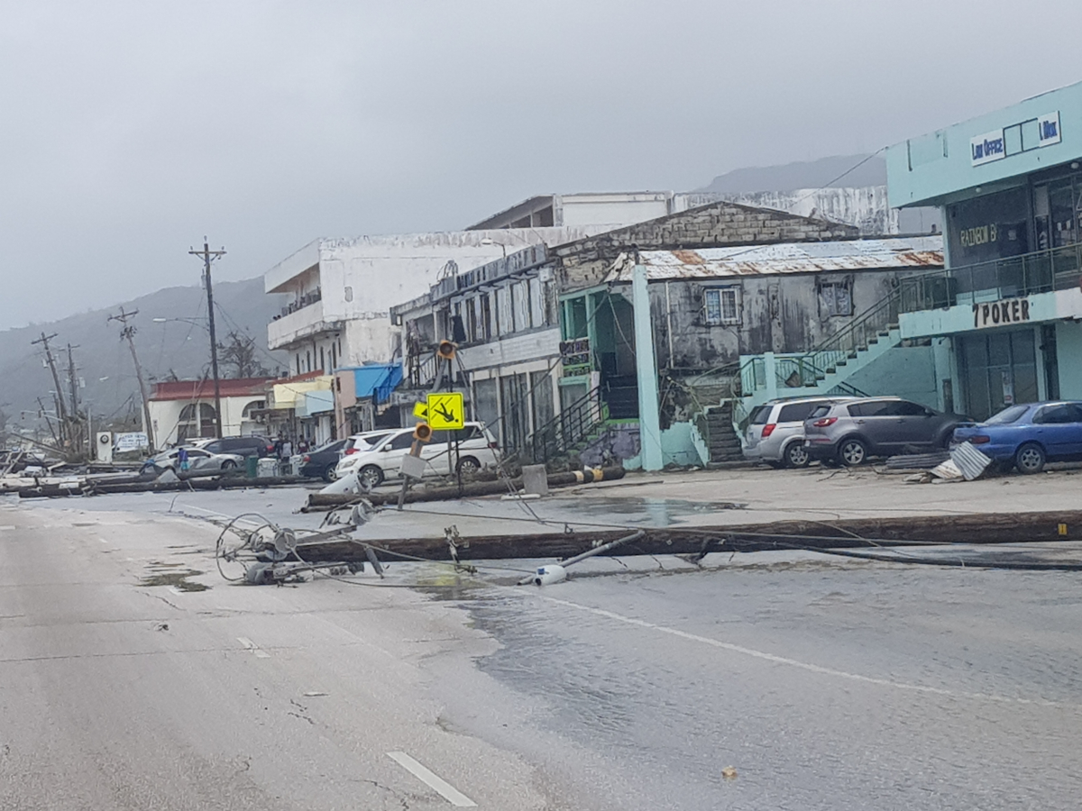 ▲25일(현지시간) 사이판을 강타한 태풍 '위투'의 영향으로 전봇대가 꺾이거나 쓰러지고, 건물 외벽이 심하게 손상됐다. (사진제공=독자 조지호 씨)