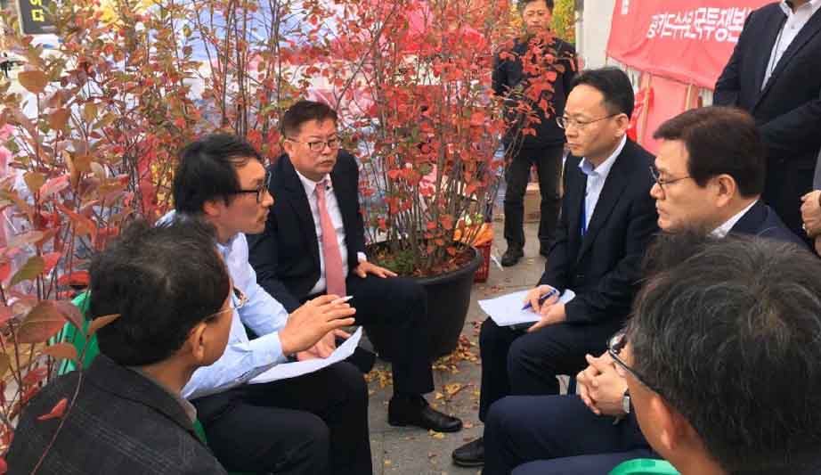 ▲최종구 금융위원장(오른쪽)이 25일 정부서울청사 앞에서 한국마트협회 김성민 회장을 만나 카드수수료 개편 관련 건의사항을 듣고 있다.(제공=금융위원회)