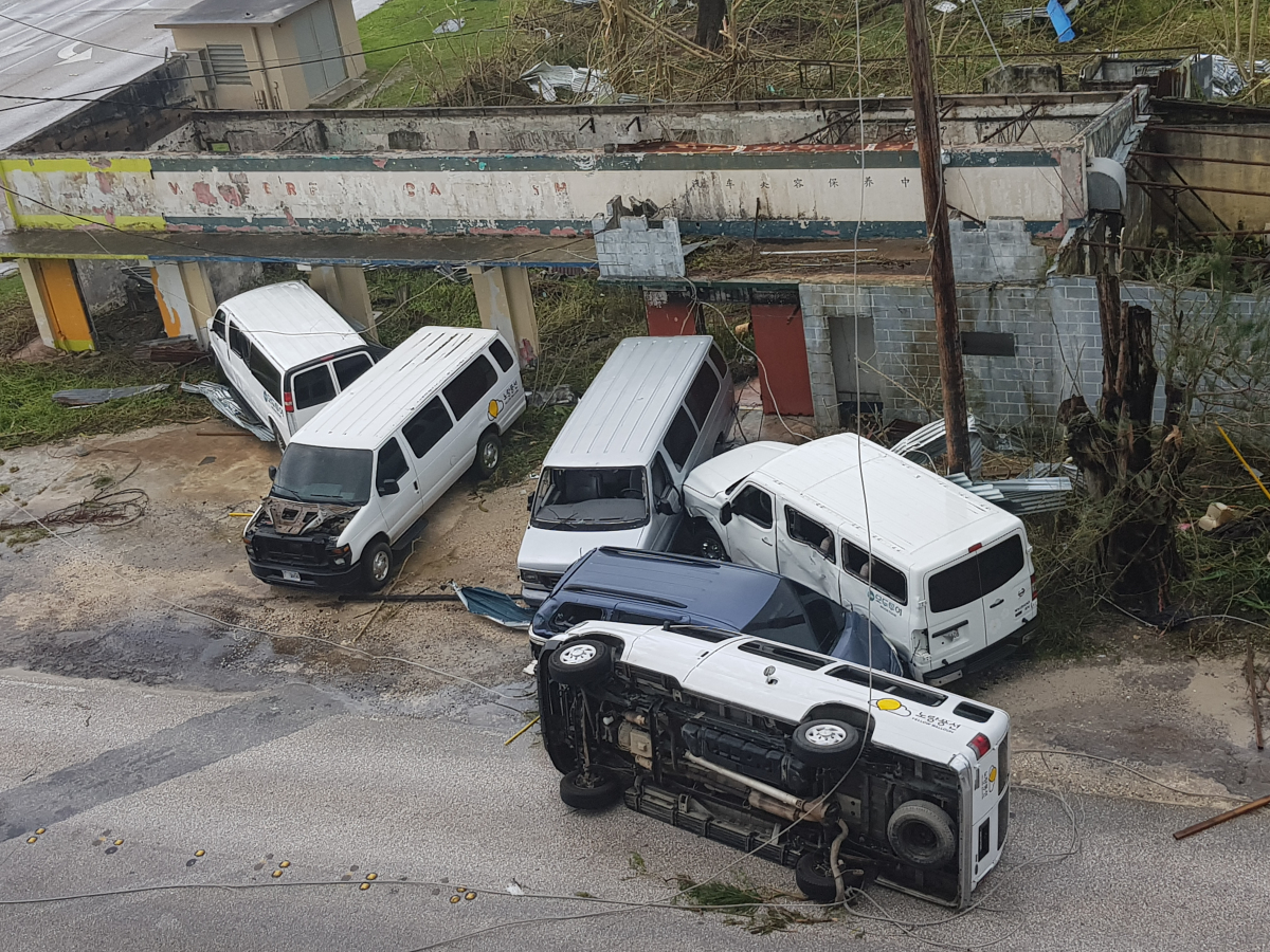 ▲25일(현지시간) 사이판을 강타한 태풍 '위투'의 영향으로 차량이 뒤집어지거나 차체가 훼손됐다.(사진제공=독자 조지호 씨)