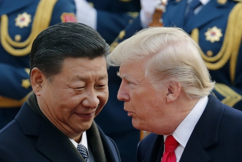 ▲지난해 11월 중국을 방문한 도널드 트럼프(오른쪽) 미국 대통령이 환영행사에서 시진핑 중국 국가주석과 대화하고 있다.  베이징/AP연합뉴스
