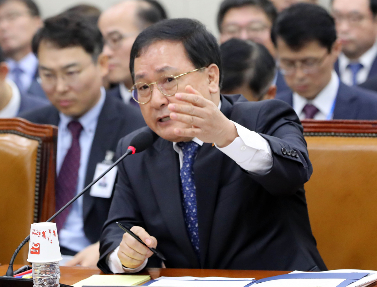 ▲ 유영민 과학기술정보통신부 장관이 26일 국회에서 열린 과학기술정보방송통신위원회의 과학기술정보통신부 종합감사에서 위원의 질의에 답변하고 있다. (사진= 연합뉴스)