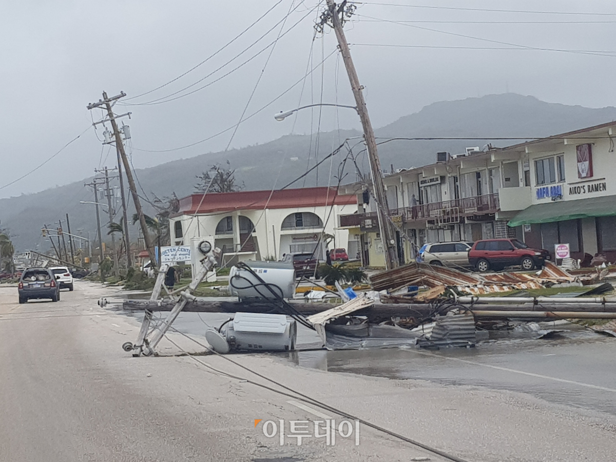 ▲25일(현지시간) 사이판을 강타한 태풍 '위투'의 영향으로 전봇대가 꺾이거나 쓰러지고, 건물 외벽이 심하게 손상됐다.(사진제공=독자 조지호 씨)