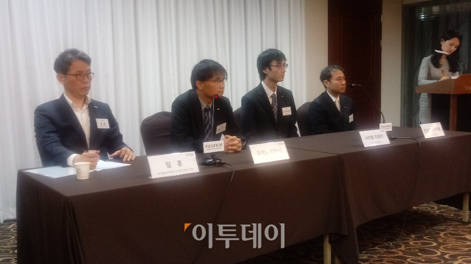 ▲후지필름이 26일 서울 중구 코리아나 호텔에서 임훈 후지필름 일렉트로닉 이미징 코리아 사장(왼쪽에서 첫 번째), 우에노 타카시 후지필름 전자영상사업부 상품 기획 총괄(왼쪽에서 두 번째) 등이 참석한 가운데 향후 사업방향에 대해 발표했다.(사진/한영대 기자 yeongdai@)