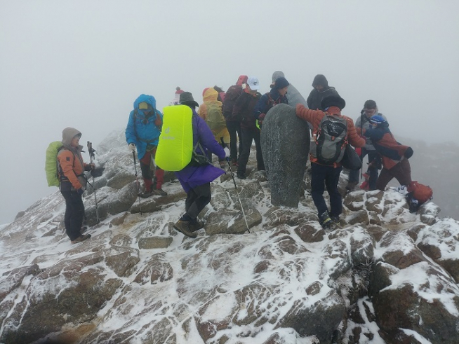 ▲27일 새벽 지리산 천왕봉에 내린 올가을 첫눈을 등산객들이 구경하고 있다. 연합뉴스