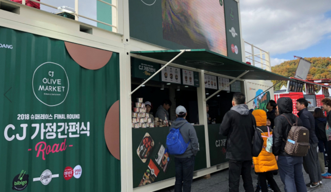 ▲CJ제일제당은 27일과 28일 양일간 용인 에버랜드 스피드웨이에서 열린 ‘2018 CJ대한통운 슈퍼레이스 챔피언십’ 최종전에 참가해 햇반, 비비고, 고메 등 자사 대표 가정간편식(HMR) 브랜드를 알렸다.(사진제공=CJ제일제당)