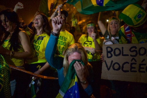 ▲브라질 대선 2차 투표가 28일(현지시간) 치러진 가운데 자이르 보우소나루 사회자유당(PSL) 후보의 당선이 확실시되자 리우데자네이루에서 지지자들이 환호하고 있다. 리우데자네이루/AFP연합뉴스
