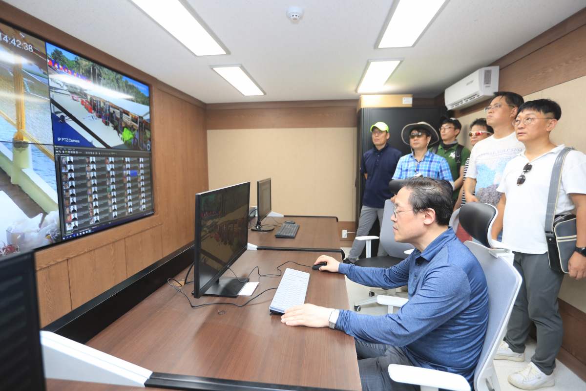 ▲보라카이 마녹마녹에 설치된 관제센터에서 KT 글로벌컨설팅/수행단장 김성인 상무 등 KT 관계자들이 현장 상황을 점검하고 있다.(사진제공= KT)