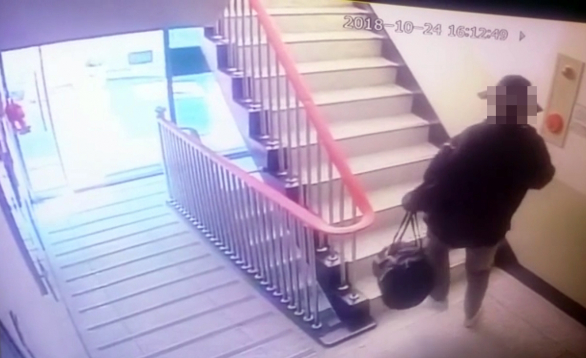 ▲일가족 4명을 살해한 뒤 스스로 목숨을 끊은 것으로 의심받는 30대 남성이 24일 오후 범행장소인 부산 사하구의 한 아파트에 범행도구가 담긴 것으로 추정되는 가방을 들어 들어가는 장면이 아파트 CCTV에 잡혔다. (연합뉴스)