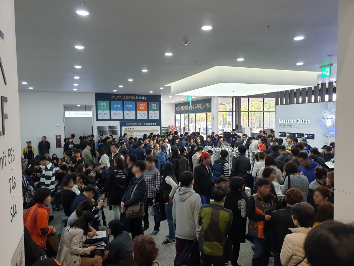 ▲주안역 센트레빌을 찾은 방문객들이 내부를 둘러보고 있다(사진=동부건설)