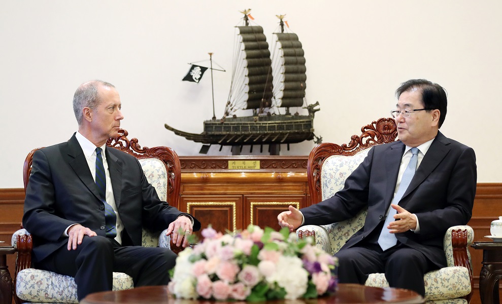 ▲정의용 청와대 국가안보실장이 29일 오전 청와대에서 맥 손베리 미국 하원 군사위원장을 만나 얘기를 나누고 있다.(사진제공=청와대)