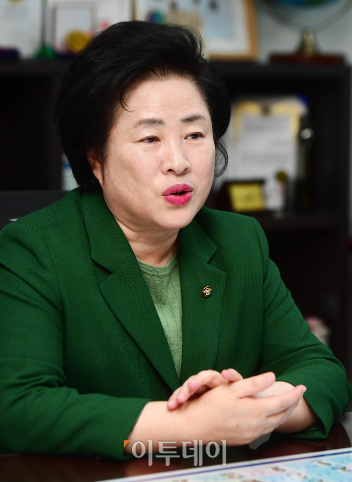 ▲신 의원은 여성 과학기술인의 권익을 증진시키기 위해 대한여성과학기술인회 총무이사를 맡기도 했다. 그는 "여성이 더 큰 일을 해내기 위해서는 네트워킹을 키워야 한다"고 강조했다.