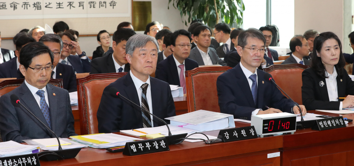 ▲박상기 법무부 장관(왼쪽부터), 최재형 감사원장, 안철상 법원행정처장, 김외숙 법제처장이 29일 오전 국회에서 열린 법제사법위원회 국정감사에 출석, 의원 발언을 듣고 있다.(사진=연합뉴스)