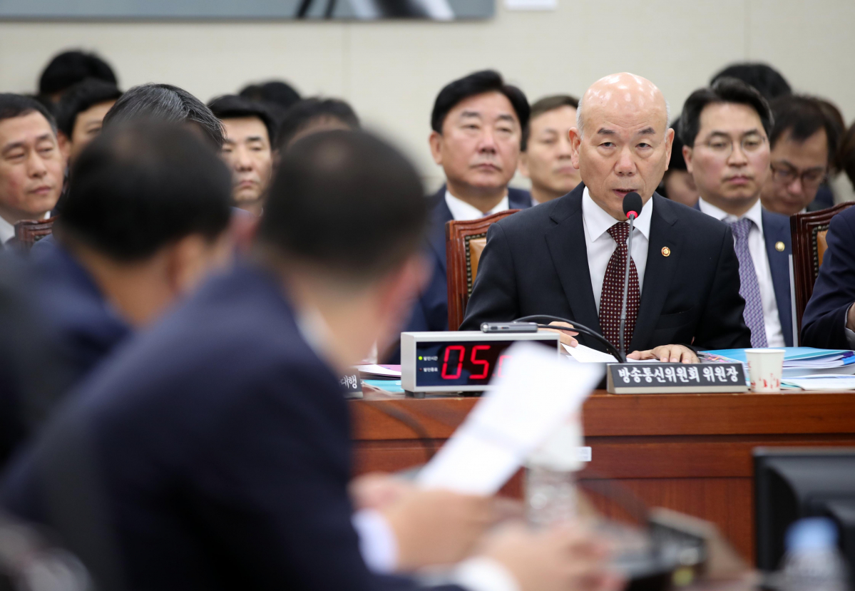 ▲이효성 방송통신위원회 위원장(오른쪽)이 29일 오전 서울 여의도 국회에서 방송통신위원회와 원자력안전위원회 등을 대상으로 한 과학기술정보방송통신 종합감사에서 민중당 김종훈 의원의 질문에 답하고 있다.(사진= 연합뉴스)