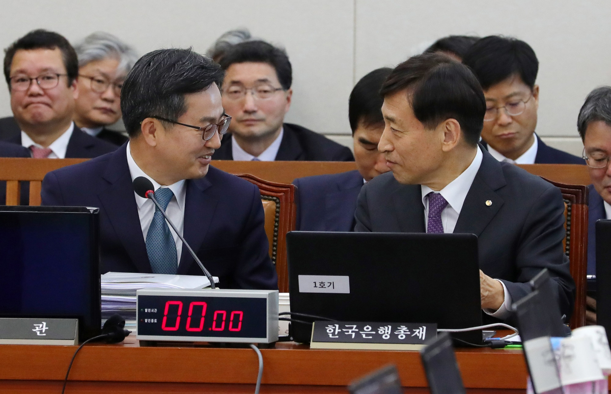 ▲29일 오전 서울 여의도 국회에서 열린 기획재정위원회 2018년도 국정감사 종합감사에 김동연(왼쪽) 경제부총리 겸 기획재정부 장관이 이주열 한국은행 총재와 대화하고 있다.(뉴시스)