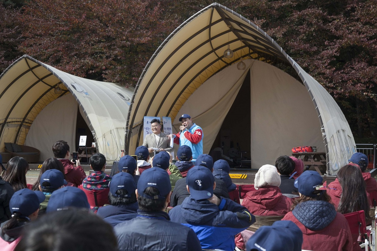 ▲한국아스트라제네카의 ‘제14회 희망샘 가을행사’에 참여한 임직원과 희망샘 장학생들이 양준혁 야구 해설위원의 강연을 듣고 있다.(사진제공=한국아스트라제네카)