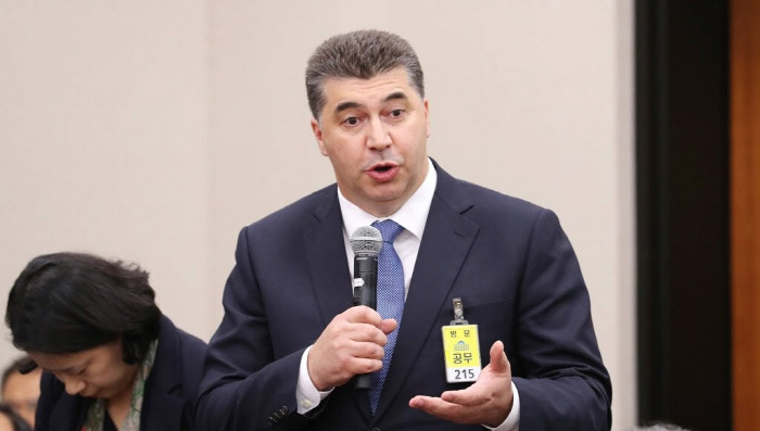 ▲카허 카젬 한국지엠 사장이 29일 오후 국회에서 열린 산업통상자원중소벤처기업위원회의 산업통상자원부 종합 국정감사에서 조배숙 민주평화당 의원의 질의에 답하고 있다.(연합뉴스)