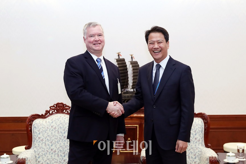 ▲임종석 대통령 비서실장이 29일 오후 5시 청와대 본관에서 스티븐 비건 미국 국무부 대북정책특별대표와 만나 악수하고 있다.(사진제공=청와대)