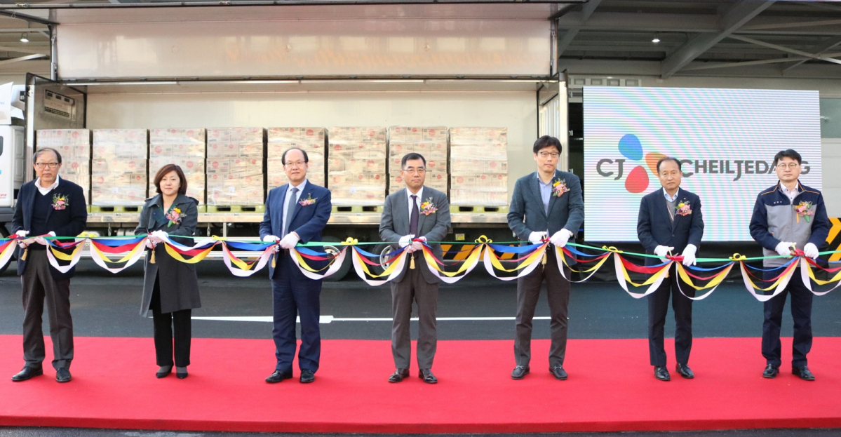 ▲지난 29일 충북 진천 CJ제일제당 식품통합생산기지 햇반 출하식에서 강신호 CJ제일제당 식품사업부문 대표(가운데)와 김근영 식품생산본부장(부사장, 왼쪽 세번째), 손은경 식품마케팅본부장(부사장, 왼쪽 두번째) 등 주요 경영진이 기념촬영을 하고 있다.(CJ제일제당)