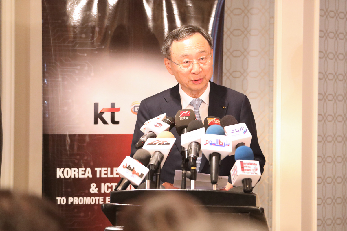 ▲지난 29일 오후(현지시간) 이집트 카이로 포시즌스 호텔에서 열린 ‘이집트 기가 와이어 개통식’에서 KT 황창규 회장이 인사말을 하고 있다. (사진제공= KT)