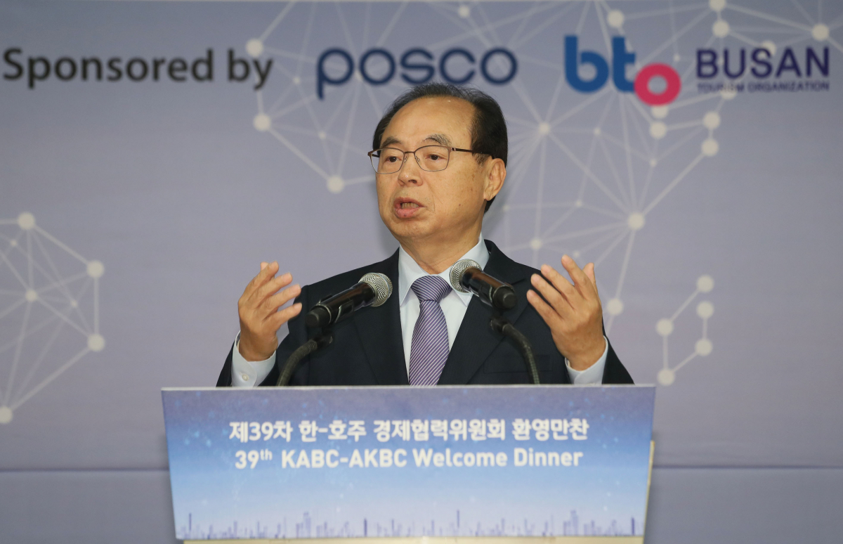 ▲. 전경련은 29일 부산 누리마루APEC하우스에서 오거돈 부산시장, 최정우 포스코 회장(한국측 위원장), 마크베일 위원장을 비롯한 양국 기업인들이 참석한 가운데 '한-호주 경제협력위원회 환영만찬'을 개최, 오거돈 부산시장이 인사말을 하고 있다.(사진 제공=전경련)