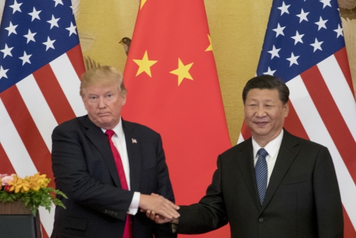 ▲도널드 트럼프(왼쪽) 미국 대통령과 시진핑 중국 국가주석이 지난해 11월 9일(현지시간) 중국 베이징에서 만나 악수하고 있다. 베이징/AP연합뉴스
