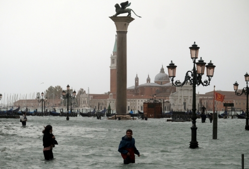 ▲29일(현지시간) 강한 바람과 함께 내린 폭우로 이탈리아 베니스가 물에 잠겨 시민들이 물 속을 걷고 있다. 베니스/로이터연합뉴스
