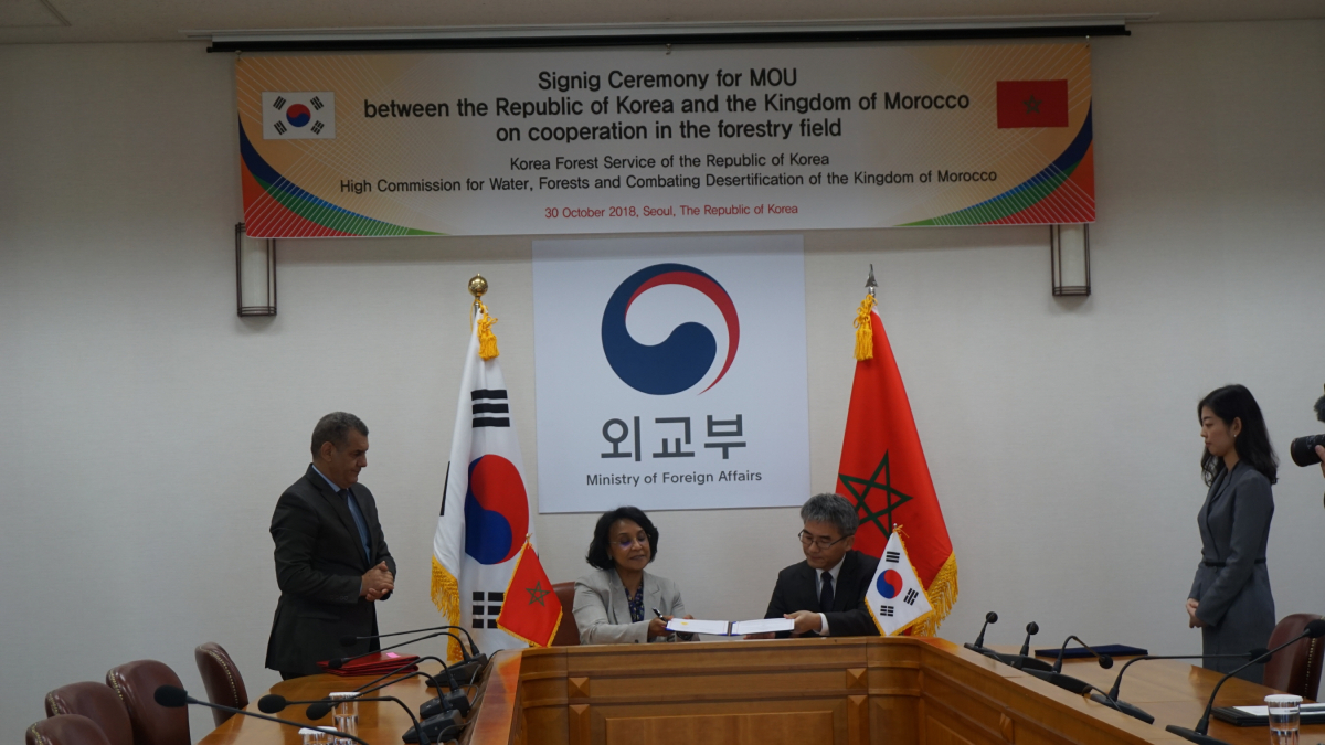 ▲산림청은 30일 서울 종로구 외교부 청사에서 모로코 산림보전사막화방지 고등판무관실과 ‘한-모로코 산림협력 양해각서(MOU)'를 맺었다. 왼쪽 두 번째부터  무니아 부세타 모로코 외교국제협력부 국무장관, 고기연 산림청 국제산림협력관.(산림청)