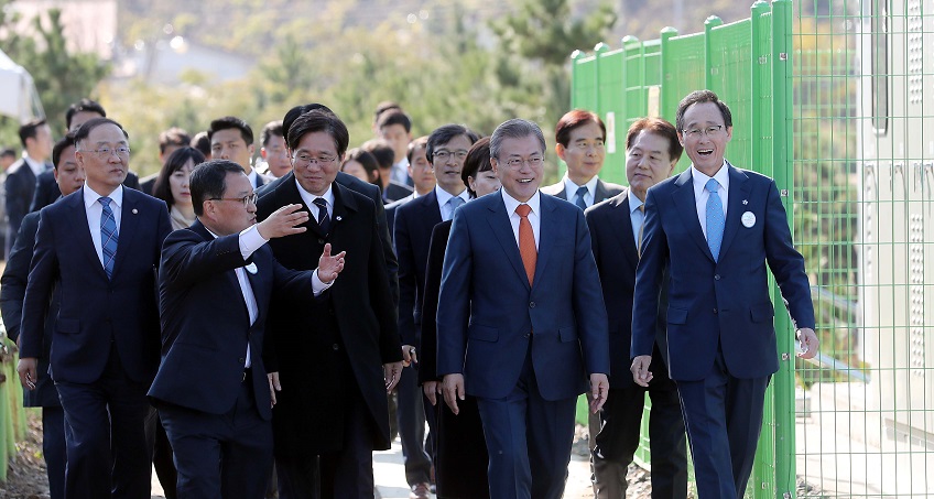 ▲문재인 대통령이 30일 전북 군산시 유수지 수상태양광부지에서 열린 '새만금 재생에너지 비전 선포식' 행사를 마치고 수상태양광 시설을 둘러보고 있다.(연합뉴스)