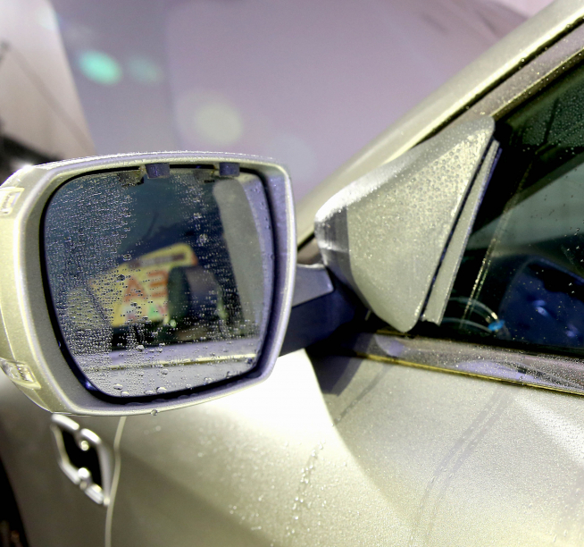 ▲와이퍼 모터의 회전력과 공조장치 등을 이용해 사이드미러에 맺힌 빗물을 제거하는 기술도 등장해 눈길을 끌었다. (사진제공=현대기아차)