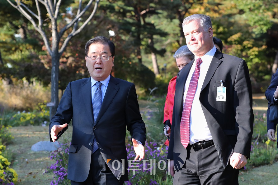 ▲정의용 국가안보실장은 30일 오후 청와대 본관 주변 정원을 스티븐 비건 미국 대북정책특별대표와 산책하며 대화하고 있다.(사진제공=청와대)