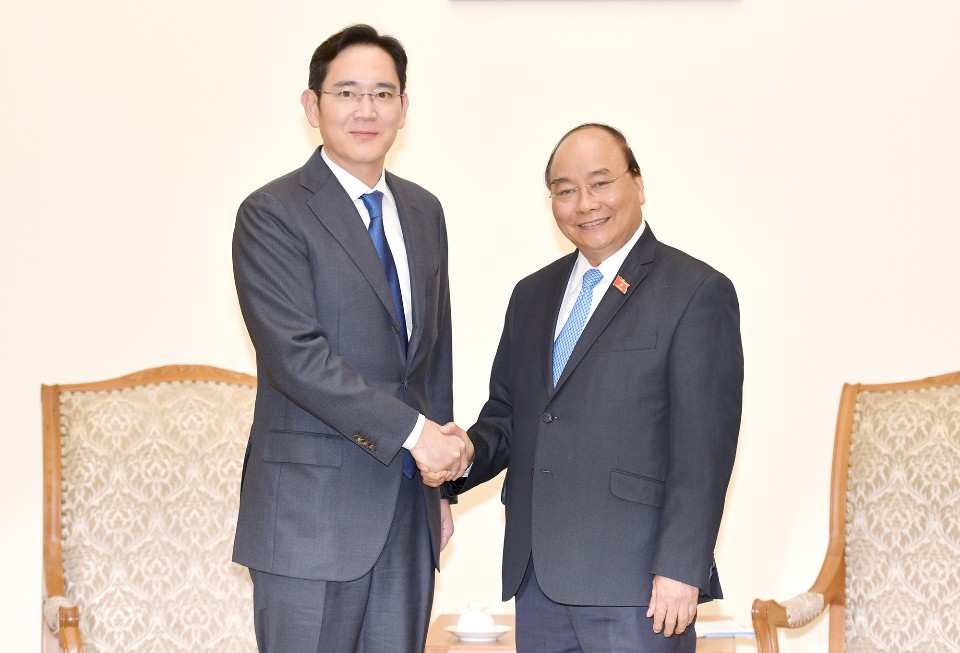 ▲이재용 삼성전자 부회장이 30일(현지시간) 오후 베트남 하노이에서 응우옌 쑤언 푹 베트남 총리와 면담했다. (출처 : 베트남 총리실)