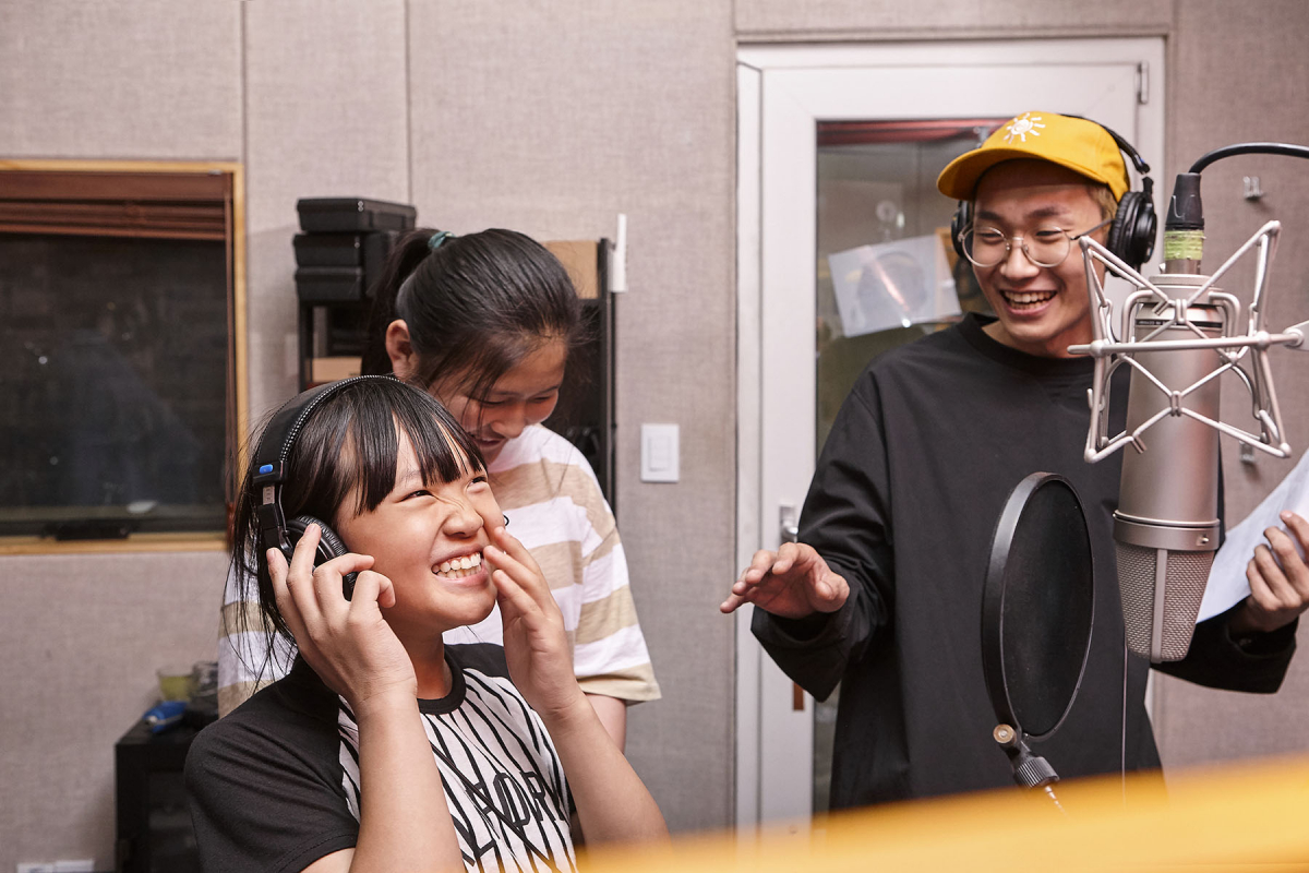 ▲‘마음동무’ 프로그램에 참가한 탈북 청소년들이 녹음실에서 자신의 꿈을 주제로 만든 랩을 녹음하고 있다(사진제공=제일기획)