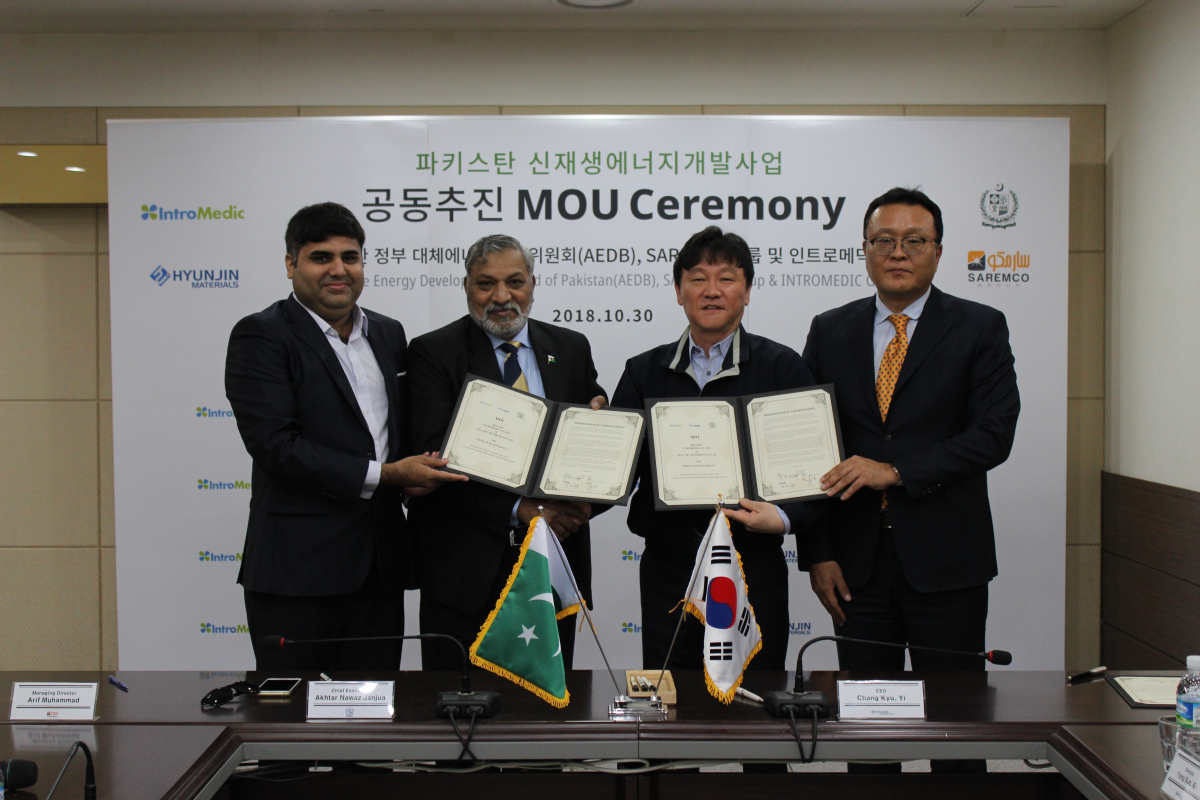 ▲인트로메딕-현진소재 컨소시엄이 31일 파키스탄 풍력발전단지 조성 사업에 진출한다고 밝혔다. 사진은 왼쪽부터 아리프 무함마드 샤렘코그룹 상무, 악타르 나와즈 잔주아 싱크탱크위원회 위원장, 이창규 현진소재 대표, 장경우 인트로메딕-현진소재 컨소시엄 대표 겸 인트로메딕 부사장이 지난 30일 파키스탄 풍력발전단지 조성을 위한 협약식에서 기념촬영을 하고 있는 모습.(사진제공=당사)