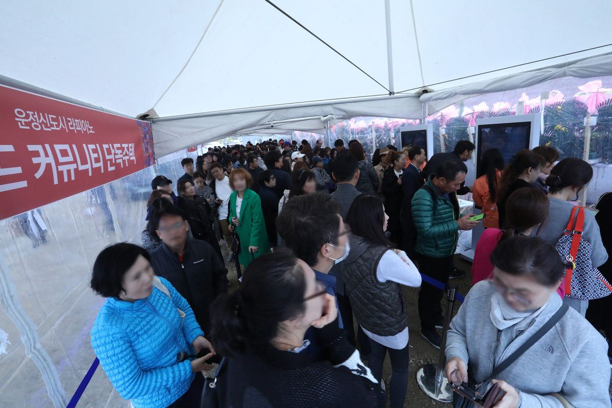 ▲‘운정신도시 라피아노’ 견본주택을 찾은 방문객들이 입장을 위해 기다리고 있다(사진=알비디케이)