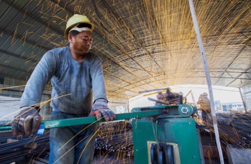 ▲중국 장쑤성 롄윈강에 위치한 한 공장에서 노동자가 철근을 자르고 있다. 롄윈강/로이터연합뉴스
