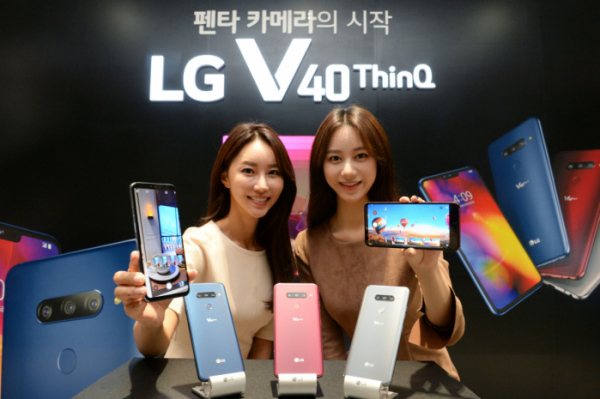 ▲LG전자가 4일 서울 마곡에 위치한 'LG사이언스파크'에서 새로운 전략 스마트폰 LG V40 ThinQ 공개 행사를 가졌다. 모델들이완성도 높은 플랫폼 위에 스마트폰에서 가장 많이 쓰는 카메라 기능을 중심으로 한층 업그레이드 한 LG V40 씽큐를 소개하고 있다.(사진제공 LG전자)