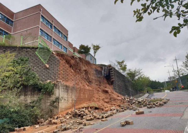 ▲6일 태풍 콩레이의 영향으로 전남 광양의 한 고등학교 옹벽이 무너졌다. (사진=연합뉴스)