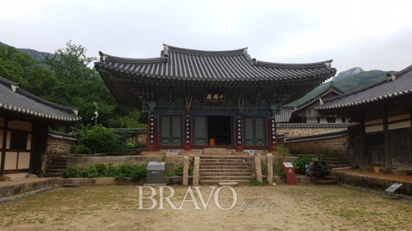 ▲남원의 중심건물 천불전(보물 제1807호). 정면의 높은 장대석 축단 위로 천불전이 마주 보이고 왼쪽에는 봉향각이, 오른쪽에는 옛 강원이던 용화당이 마당을 둘러싸고 독립된 공간을 구성하고 있다. 천불전의 현판 역시 원교 이원사의 글씨이다.(김신묵 동년기자)