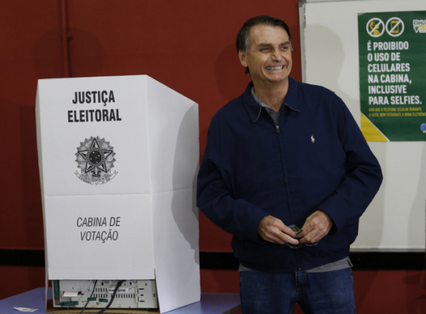 ▲극우성향 사회자유당(PSL)의 자이르 보우소나루 후보가 7일(현지시간) 리우데자네이루에서 대선투표를 하고 있다. (AP뉴시스)