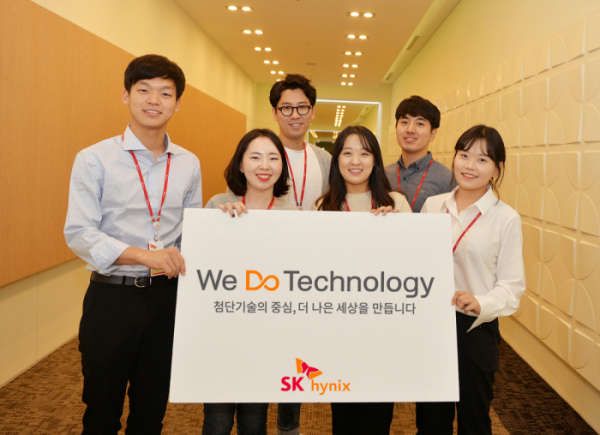 ▲SK하이닉스 직원들이 새 슬로건 'We Do Technology'가 새겨진 팻말을 들고 있다.(사진제공 SK하이닉스)