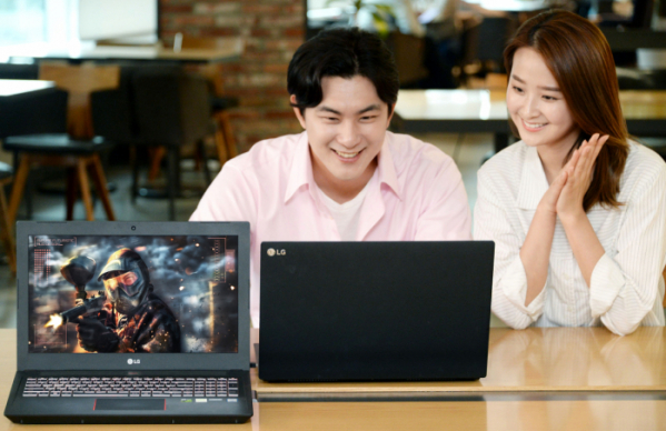 ▲LG전자가 10일 게이밍 노트북 신제품을 출시했다. LG전자 모델들이 LG 게이밍 노트북을 살펴보고 있다.(사진제공 LG전자)
