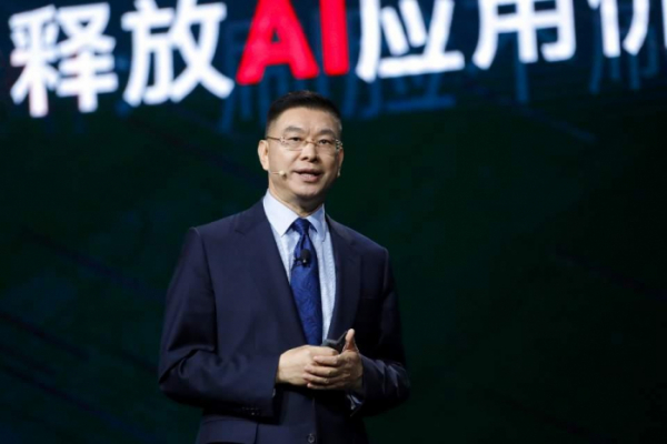 ▲윌리엄 쉬 <사진> 화웨이 최고 전략 마케팅 책임자가 11일 중국 상하이 월드 엑스포 전시장에서 열린 ICT 콘퍼런스에서 “향후 3년 간 100만 명의 AI 개발자와 파트너를 양성하겠다”고 말했다. (연합뉴스)