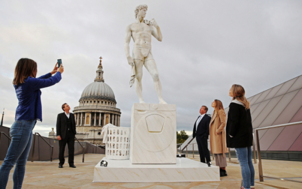 ▲삼성전자가 12일 영국 런던에서 미켈란젤로의 ‘다비드’ 등 예술작품을 활용해 ‘퀵드라이브’ 세탁기 이색 캠페인을 진행했다고 밝혔다. (사진제공=삼성전자)