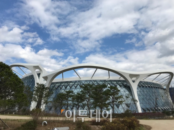 ▲서울식물원 온실은 직경 100m, 아파트 8층 높이(최고 28m), 7555㎡ 규모로 서울식물원 랜드마크다. 일반적인 돔형이 아니라 오목한 그릇 형태를 하고 있으며, 지붕은 유리보다 빛 투과율이 우수한 특수비닐을 사용했다.