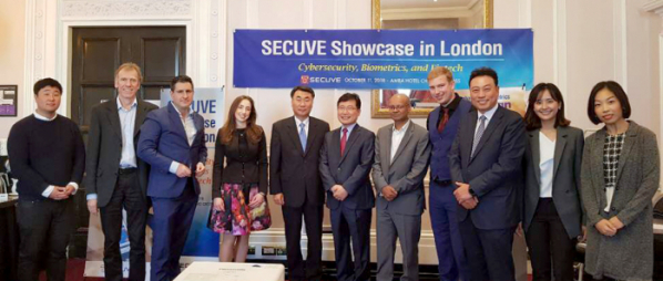 ▲시큐브가 12일(한국 시간) 영국 런던에서 「SECUVE Showcase in London」 세미나를 개최했다. (좌측에서 5번째, 조영수 코트라 런던무역관장)(사진제공=시큐브)