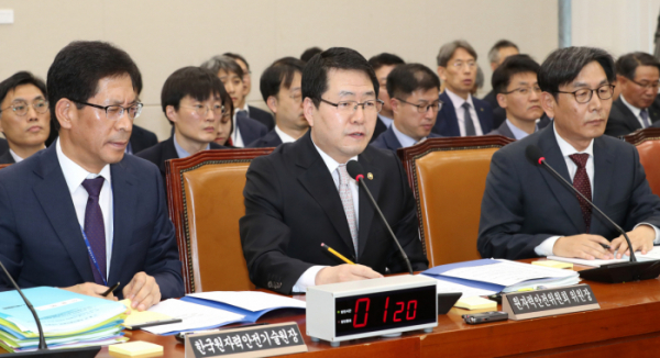 ▲강정민 원자력안전위원회 위원장(가운데)이 12일 오전 국회에서 열린 국회 과학기술정보방송통신위원회 원자력안전위 등 5개 기관 국정감사에서 의원들의 질의에 답변하고 있다. (연합뉴스)