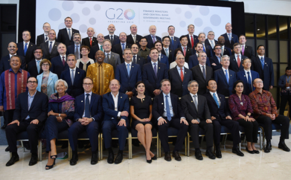 ▲12일 인도네시아 발리에서 열린 G20 재무장관·중앙은행 총재 회의 참석자들이 기념촬영을 하고 있다.(기획재정부)