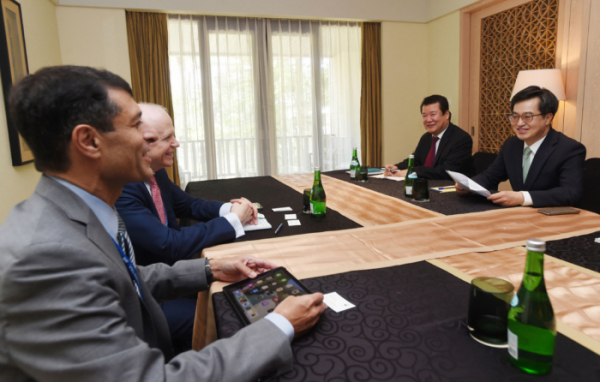 ▲‘G20 재무장관회의 및 IMF·WB 연차총회’ 참석을 계기로 인도네시아 발리를 방문한 김동연 경제부총리 겸 기획재정부 장관(오른쪽)이 이달 12일 피치(Fitch) 관계자들과 면담을 하고 있다.(기획재정부)