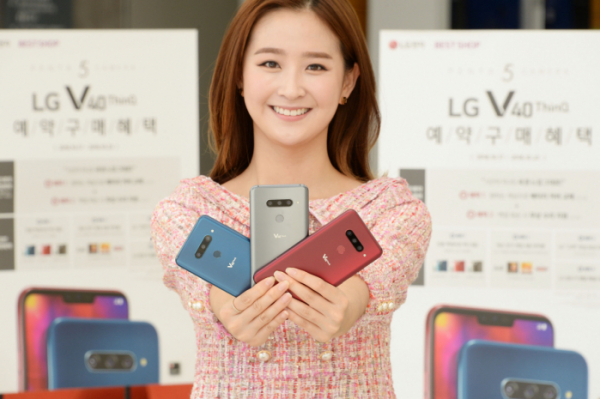 ▲서울 영등포구에 위치한 휴대폰 매장에서 모델이  LG V40 ThinQ  예약 프로그램을 소개하고 있다(사진제공 LG전자)